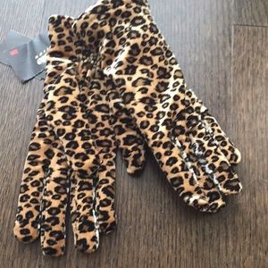 Velvet leopard gloves.